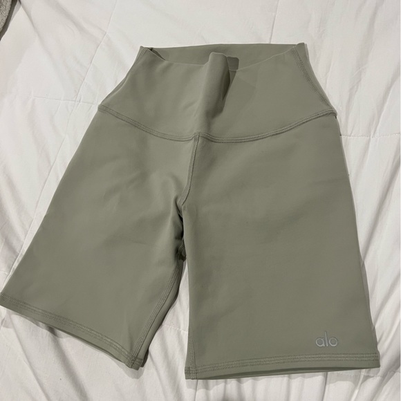 Alo Yoga Shorts color limestone XS for Women - Picture 1 of 5